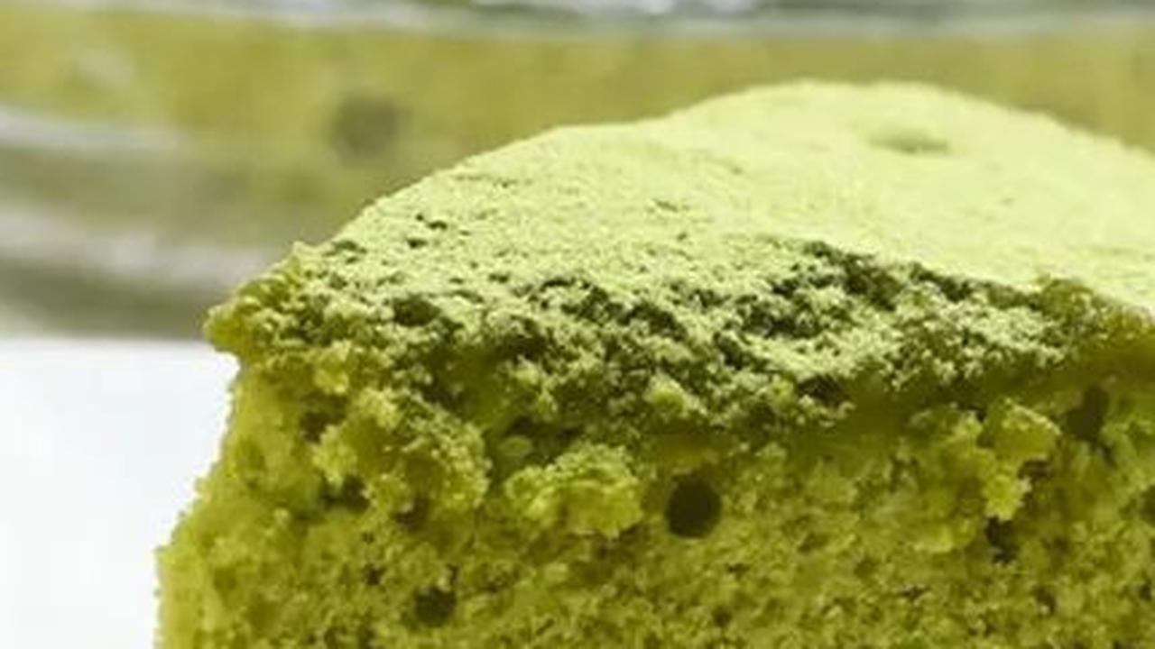 <b>4. Bolu Kukus Green Tea</b>