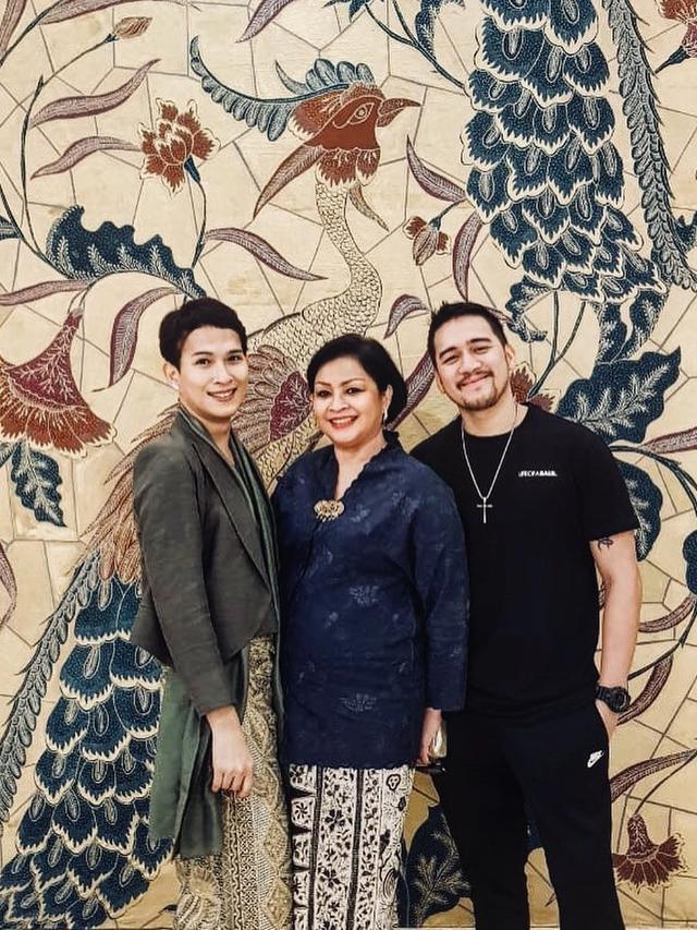 6 Momen Kebersamaan Oscar Lawalata dan Mario Lawalata, Saling Dukung