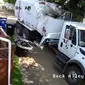 Seorang supir truk ditengarai sengaja menghancurkan tempat sampah warga, namun ada kamera pengawas.