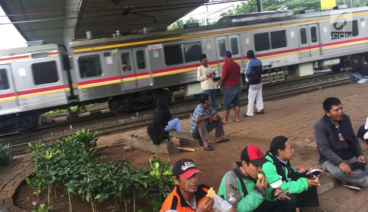 Pengemudi ojek online berada di kolong flyover Kalibata, Jakarta, Rabu (17/1). Kurangnya penegakan hukum menyebabkan banyak pengemudi ojek online mangkal di kolong flyover tersebut sehingga kerap mengganggu lalu lintas. (Liputan6.com/Immanuel Antonius)