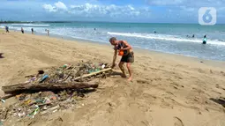 Dalam aksinya tersebut ia mengumpulkan sampah yang terdampar terbawa arus laut dan mengotori kawasan Pantai Kuta. (merdeka.com/Arie Basuki)