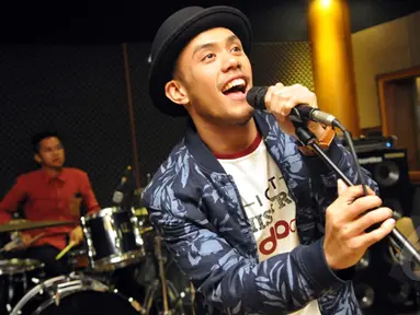 Juara tiga Music Video Contest yang diadakan oleh Vidio.com, Eros Tjokro saat latihan vokal di Studio AB, Jakarta, Selasa (27/1/2015). (Liputan6.com/Panji Dikasana)