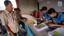 Petugas DanaRupiah, platform Fintech Peer to Peer (P2P) Lending menyalurkan kredit produktif kepada petani jagung di Kotamobagu, Bolaang Mongondow, Sulawesi Utara, Kamis (4/7/2019). Penyaluran kredit dengan total nilai Rp 1,5 miliar digunakan untuk pembelian bibit dan pupuk. (Liputan6.com/HO/Ading)