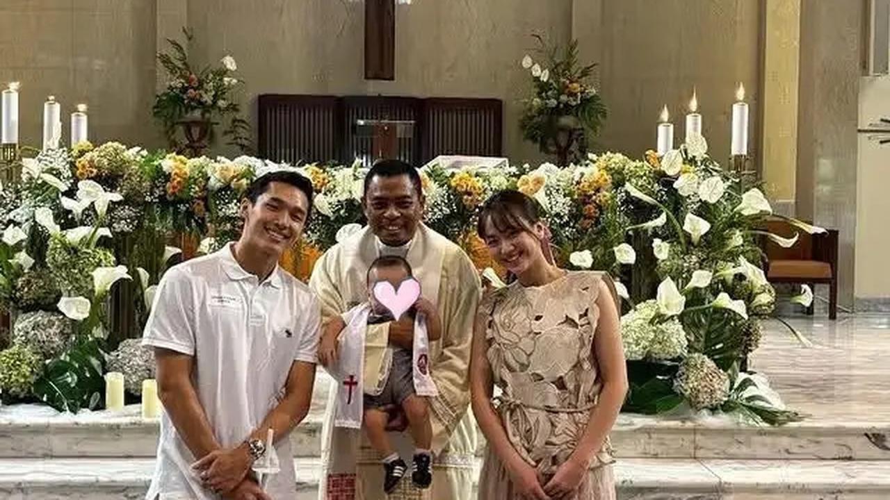 6 Potret Jayden Anak Jonatan Christie dan Shanju Dibaptis, Anteng Digendong Ayah