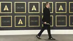 Aktor Joaquin Phoenix berjalan membawa piala Oscar 2020 usai berpose di ruang pers di  Dolby Teater, Los Angeles, Minggu (9/2/2020). Joaquin Phoenix yang memerankan karakter Arthur Fleck dalam film Joker, meraih penghargaan Oscar 2020 untuk kategori aktor terbaik. (AP Photo/Jordan Strauss)