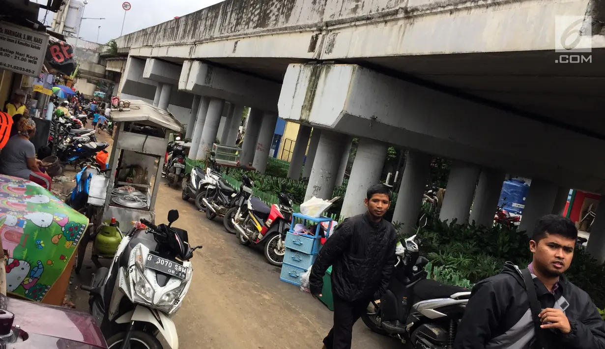 Lalu lalang warga di sekitar kolong Flyover Rawajati, Jakarta, Selasa (6/2). Kawasan tersebut kini berubah jadi lokasi pengungsian. (Liputan6.com/Immanuel Antonius)