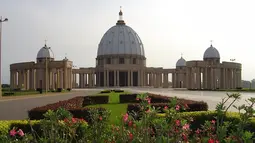 The Basilica of Our Lady of Peace of Yamoussoukro, sebuah basilika Katolik Roma yang terdaftar oleh Guinness World Records sebagai gereja terbesar di dunia. Luas wilayahnya 30.000 meter2 dan menampung 18.000 jamaah. (Grand Champ - WordPress.com)