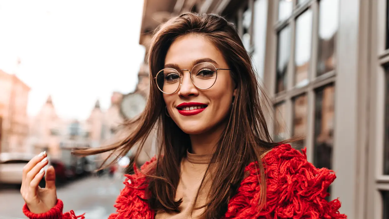 zodiak perempuan baju merah