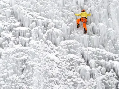 Seorang pria memanjat dinding es buatan di kota Liberec, Republik Ceko, Minggu (27/1). Meski buatan, tidak sembarang orang bisa menaklukkan tebing es tersebut. (AP Photo/Petr David Josek)