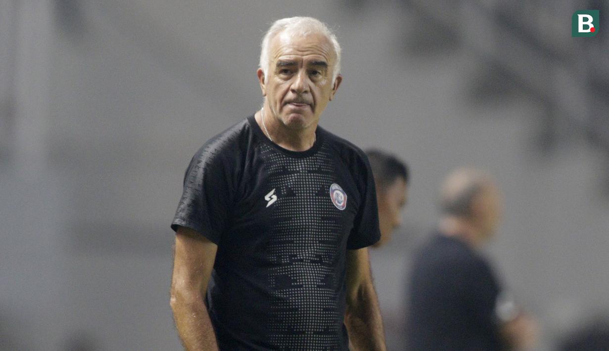 Pelatih Arema FC, Mario Gomez, saat melawan Tira Persikabo pada laga Shopee Liga 1 di Stadion Pakansari, Bogor, Senin, (2/3/2020). Tira Persikabo takluk 0-2 dari Arema FC. (Bola.com/M Iqbal Ichsan)