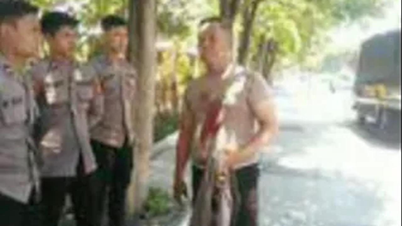 Lepas Baju Dinas untuk Tutupi Korban Kecelakaan <br>