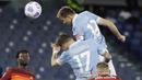 Pemain Lazio, Senad Lulic, menyundul bola saat melawan AS Roma pada laga Liga Italia di Stadion Olimpico, Roma, Minggu (16/5/2021). AS Roma menang dengan skor 2-0. (AP/Andrew Medichini)