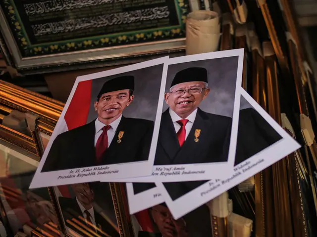 Poster Presiden Joko Widodo dan Wakil Presiden terpilih Ma'ruf Amin yang dijualnya di Pasar Baru, Jakarta, Rabu (16/10/2019). Menjelang pelantikan presiden, foto pasangan Jokowi-Ma'ruf Amin mulaih dijual ke pasar umum. (Liputan6.com/Faizal Fanani)