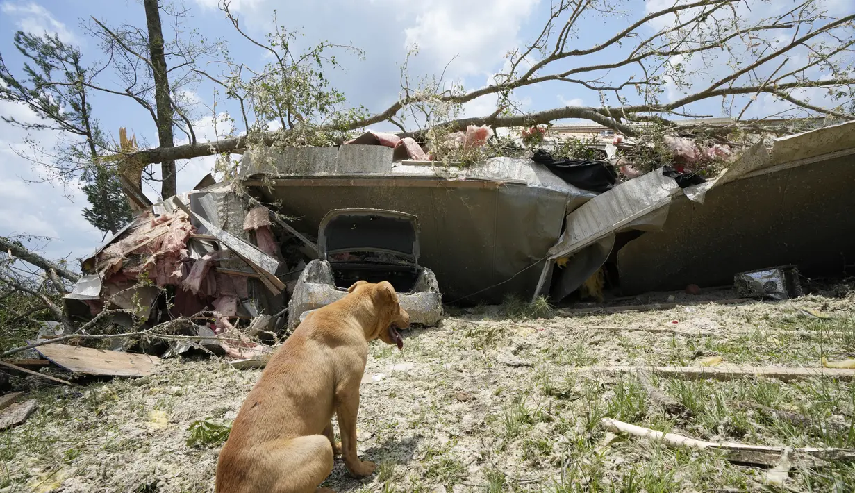 Pada Senin pagi, tornado terkonfirmasi di dekat Pantai Santa Rosa Florida, menurut dinas cuaca. (AP Photo/Rogelio V. Solis)