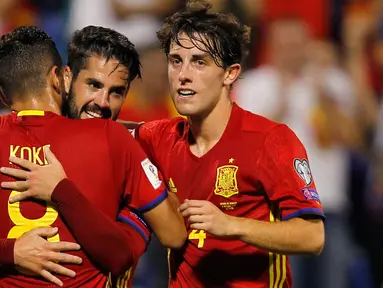 Pemain timnas Spanyol, Isco (tengah) bersama rekan setimnya merayakan gol ke gawang Albania dalam laga Grup G Kualifikasi Piala Dunia 2018 di Stadion Jose Rico Perez, Jumat (6/10). Satu gol Isco mewarnai kemenangan Spanyol 3-0. (AP/Alberto Saiz)