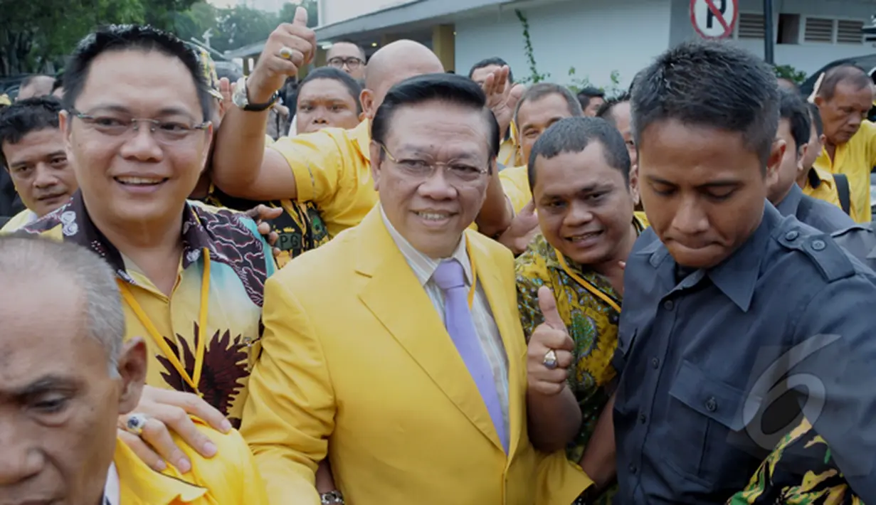 Ketua Umum Partai Golkar Agung Laksono (tengah) usai mengikuti sidang putusan Mahkamah Partai Golkar di DPP Partai Golkar, Jakarta, Selasa (3/3/2015). Mahkamah Partai memenangkan kubu Agung. (Liputan6.com/Andrian M Tunay)