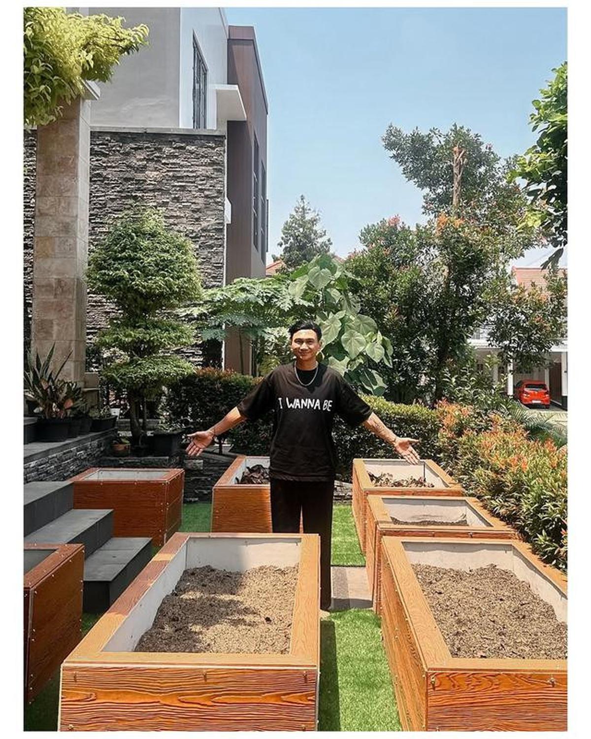 7 Potret Teras Depan Rumah Anji, Halaman Dipakai Berkebun dan Budidaya Sirih China