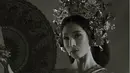 Lewat bidikan kamera fotografer Mega, istri Irfan Bachdim itu terlihat cantik pakai busana adat Bali. [@jenniferbachdim].
