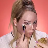 Makeup serba gliter. (foto: Instagram/@nikkietutorials)