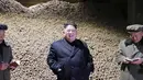 Pemimpin Korea Utara Kim Jong-Un tertawa saat meninjau pabrik produksi Samjiyon Potato Farina di Samjiyon County (30/10). (Photo by KCNA VIA KNS / KCNA VIA KNS / AFP)