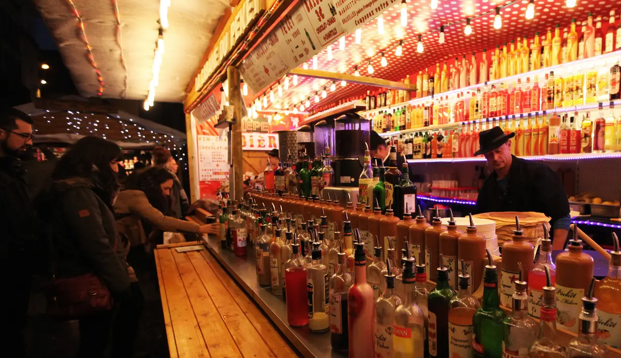 Wisatawan mengunjungi kios minuman di pasar malam Natal khas Eropa atau Christmas Market di pusat kota Brussels, Belgia, Senin (14/12/2015). Acara bertema "Keajaiban Musim Dingin" ini berlangsung dari 27 November 2015 - 3 Januari 2016. (Arie Asona)