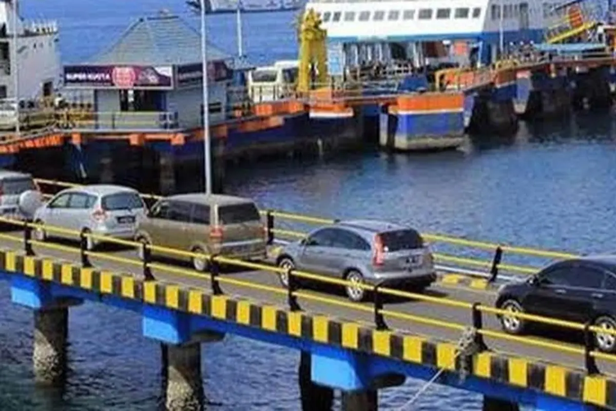 Antrean kendaraan yang hendak menyeberang ke Bali di Pelabuhan Ketapang Banyuwangi (Istimewa)