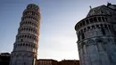 Gambar pada 28 November 2018 menunjukkan Menara Pisa di kota Pisa, Tuscany, Italia. Menara Pisa ditutup untuk umum pada 1990 selama 11 tahun dengan alasan keamanan setelah bangunan itu miring sejauh 4,5 meter dari titik vertikalnya. (Tiziana FABI / AFP)