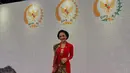 Tahun ini, Krisdayanti memilih mengenakan kebaya brokat merah panjang dipadukan selendang batik senada dengan bawahan kainnya. Krisdayanti pun melengkapi tampilannya dengan berbagai aksesori seperti anting-anting keemasan dengan permata merah, bros keemasan motif kupu-kupu, dan bros besar di bagian depan.