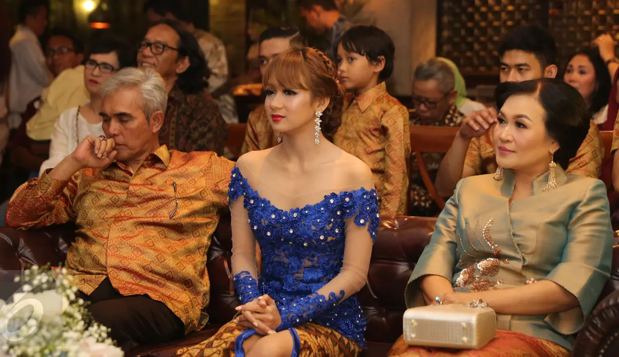 Selebritis dan Adiezty Fersa bersama kedua orang tua saat prosesi lamaran di kawasan Wijaya, Jakarta, Rabu (17/08). Gilang Dirga melamar sang kekasih Adiezty Fersa, tepat di hari ulang tahunnya pada (17/08/2016). (Liputan6.com/Herman Zakharia)
