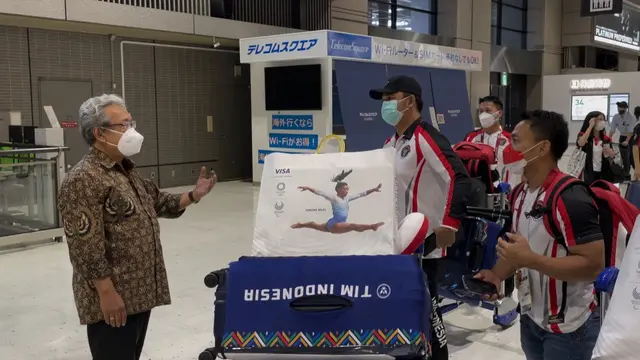 Sejumlah atlet Indonesia yang sudah bertanding di Olimpiade Tokyo dengan perolehan sementara tiga medali, pulang ke tanah air pada Kamis (29/7) dari bandara Narita Jepang. Foto KBRI Tokyo