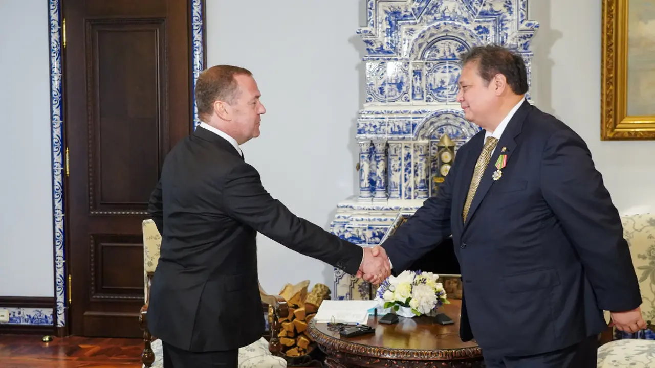 Menko Bidang Perekonomian Airlangga Hartarto berkesempatan untuk melakukan pertemuan khusus dengan Wakil Ketua Dewan Keamanan Nasional Federasi RusiaH.E. Dmitry Medvedev. (Foto: Kemenkoperekonomian)
