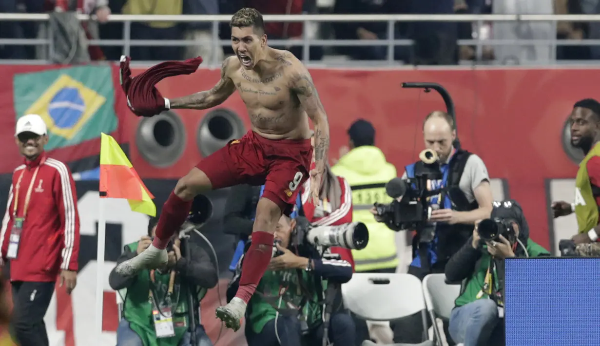 Penyerang Liverpool, Roberto Firmino berselebrasi usai mencetak gol ke gawang Flamengo pada final Piala Dunia Antarklub 2019 di Stadion Internasional Khalifa di Doha, Qatar (22/12/2019). Roberto Firmino mencetak gol pada babak perpanjangan waktu, tepatnya di menit ke-99. (AP Photo/Hassan Ammar)