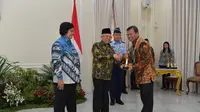 Wakil Presiden Ma'ruf Amin didampingi Menteri Lingkungan Hidup dan Kehutanan Siti Nurbaya menyerahkan penghargaan Proper Emas dan Proper Hijau untuk Pertamina EP di Istana Wakil Presiden Jakarta, Rabu (8/1/2020). (Ist)