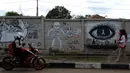 Beberapa pesan moral dilukiskan di tembok pembatas di sepanjang Jalan Juanda, Depok, Jawa Barat. Foto diambil pada Senin (2/3/2015). (Liputan6.com/Helmi Fithriansyah)