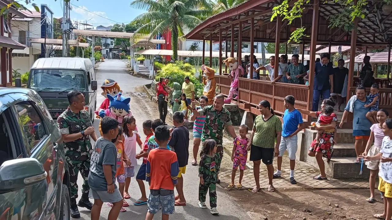 Badut jalanan yang datang bersama tim Kodim 1309/Manado menghibur anak-anak di lokasi pengungsian yang berada di kantor BPMP Provinsi Sulut pada, Kamis (16/5/2024) pagi.