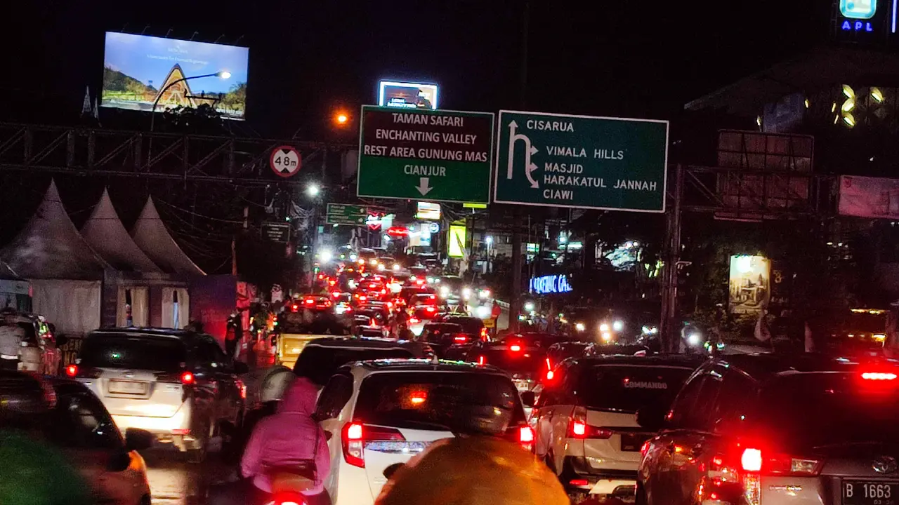 Arus balik Lebaran 2025 di jalur Puncak, Kabupaten Bogor mengarah Jakarta mengalami lonjakan pada H+5 (Liputan6.com/Achmad Sudarno)