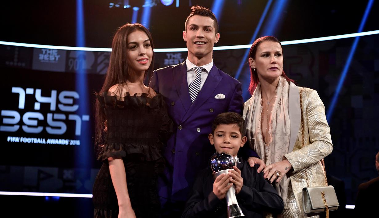 Cristiano Ronaldo mengajak sang kekasih Georgina Rodriguez, anaknya serta saudarinya Elma (kanan) saat menerima penghargaan Pemain Terbaik FIFAFIFPro pada ajang The Best FIFA Football Awards 2016  di Zurich, (9/1/2017). (AFP/Fabrice Coffrini)