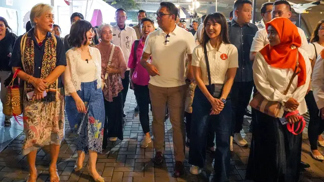 Calon Gubernur atau Cagub Jakarta nomor urut 1 Ridwan Kamil berdialog dengan Komunitas Tionghoa di Pantjoran PIK, Jakarta Utara.