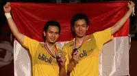 Pebulutangkis ganda putra Indonesia, Mohammad Ahsan/Hendra Setiawan, berpose dengan medali emas Kejuaraan Dunia Bulutangkis 2015 setelah mengalahkan pasangan Tiongkok, Liu Xiaolong/Qiu Zihan di Istora Gelora Bung Karno, Senayan, Jakarta. Minggu (16/8/2015