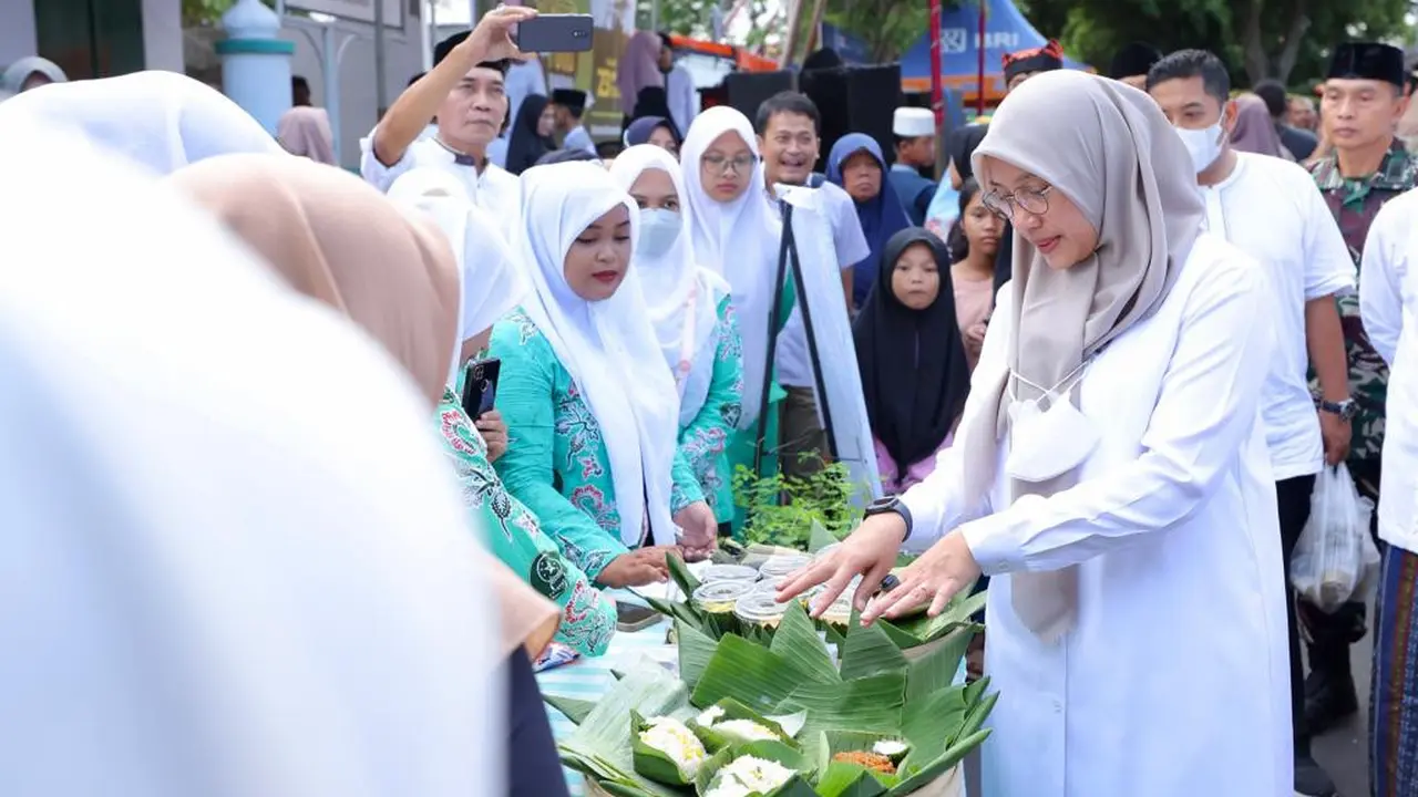 Bupati Banyuwangi Ipuk Fiestiandani meninjau Ramadhan Street Food di Jalan Letjen Sutoyo (Istimewa)