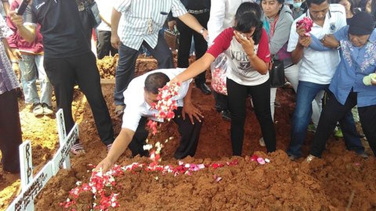 Isak tangis iringi pemakaman ibu & anak korban pembunuhan di Cakung