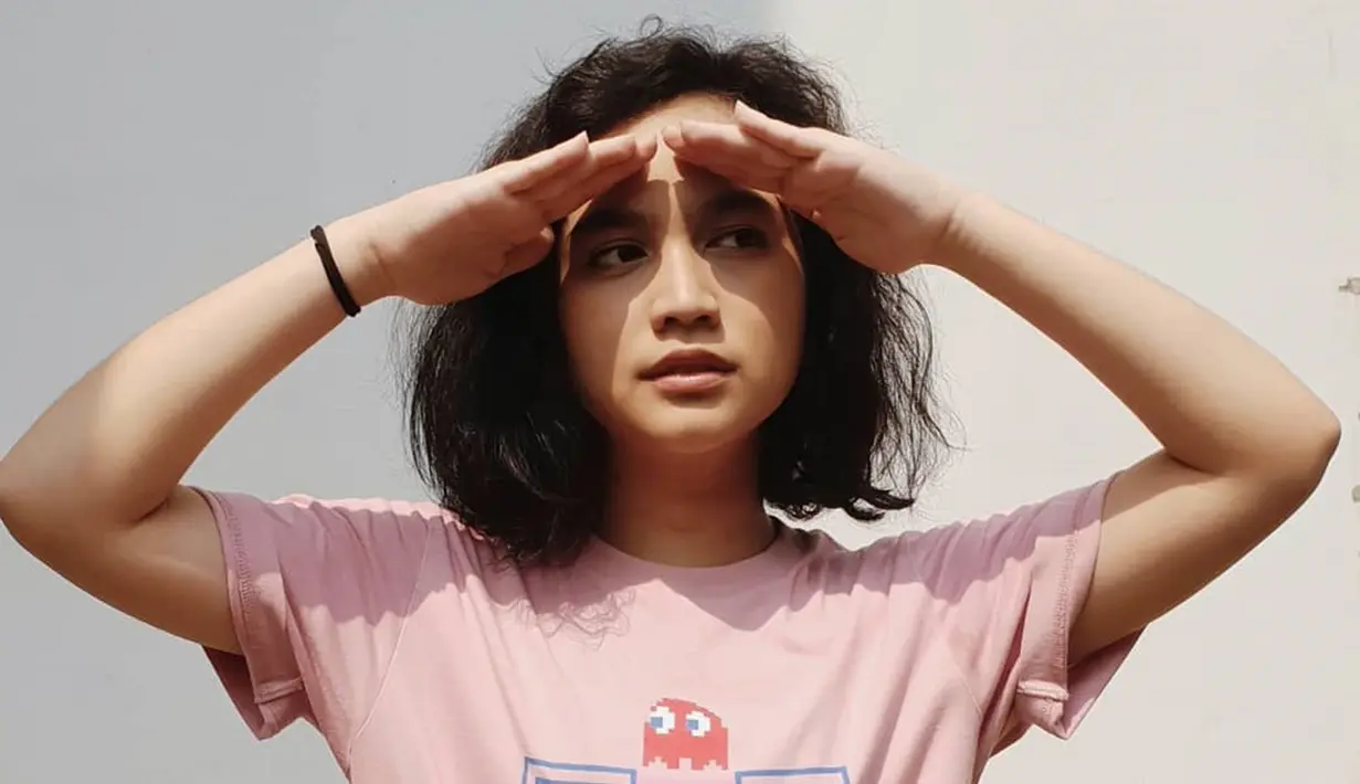 Berbicara soal fashion, aktris yang juga penyanyi ini ternyata kerap tampil bergaya simpel dengan outfit yang chic untuk berbagai kegiatan sehari-harinya. Kaos menjadi fashion casual andalan gadis lulusan Universitas Indonesia jurusan Psikologi ini. (Liputan6.com/IG/@auroramanda95)