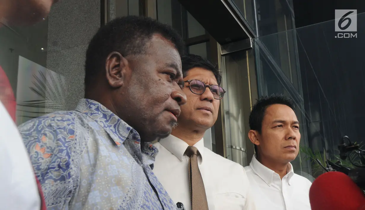 Kepala Dinas Kehutanan Provinsi Papua Yan Jap Ormuseray (kiri) didampingi Wakil Ketua KPK Laode Muhammad Syarif dan Dirjen Penegakan Hukum KLHK Yazid Nurhuda usai melakukan pertemuan di gedung KPK, Jakarta (6/6). (Merdeka.com/Dwi Narwoko)