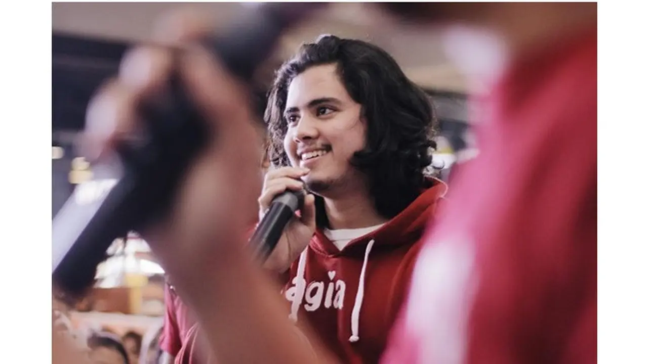 6 Potret Terbaru Aliando Syarief dengan Rambut Gondrong dan Brewok, Makin Macho