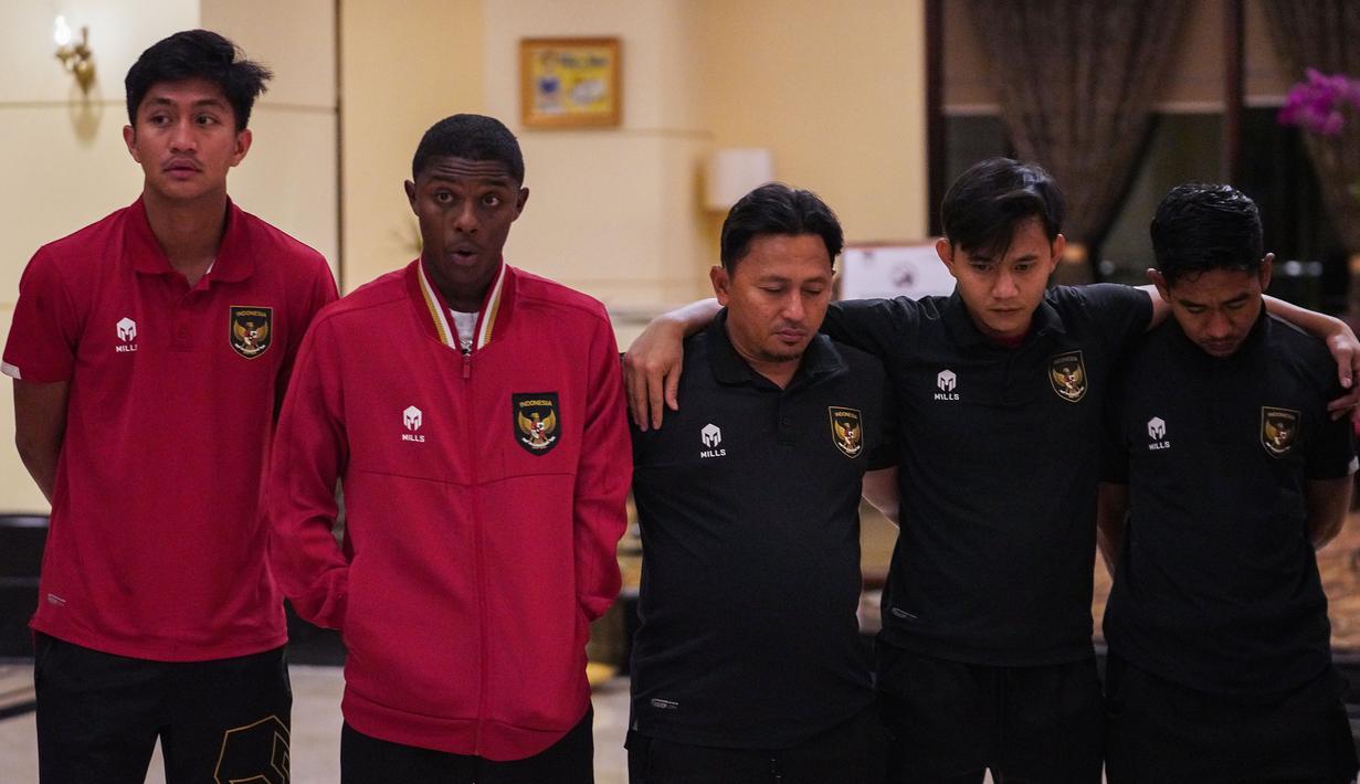 Reaksi kecewa sejumlah pemain dan official Timnas Indonesia U-20 setelah FIFA membatalkan Indonesia sebagai tuan rumah Piala Dunia U-20 2023 pada Rabu (29/03/2023) malam WIB. (Dok. PSSI)
