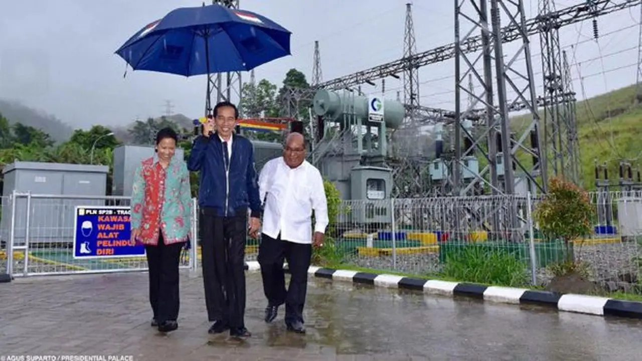 Jokowi Payungi Gubernur Papua, Netizen Acungi Jempol 