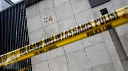 Garis polisi terpasang di sebuah rumah di Jalan Pulomas Utara No. 7A, Kayu Putih, Pulogadung, Jakarta Timur, Rabu (28/12). Di rumah lantai dua itu terjadi pembunuhan sadis yang menewaskan enam orang penghuni rumah. (Liputan6.com/Faizal Fanani)