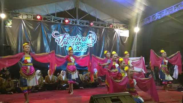 Pertunjukan seni tradisional dalam panggung hiburan di penghujung Festival Ujungan, Banjarnegara. (Liputan6.com/Yusmanto/Muhamad Ridlo)