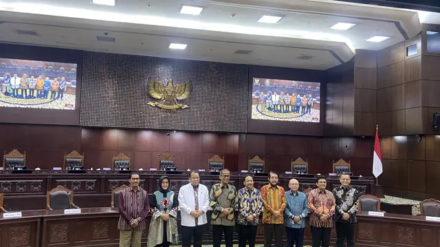 Jajaran Hakim Konstitusi usai melaksanakan pemilihan Ketua Mahkamah Konstitusi.