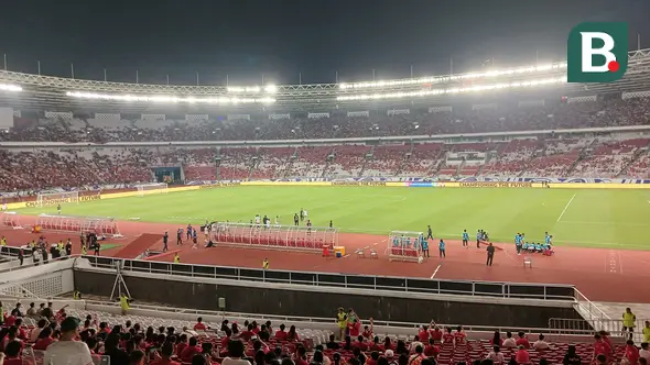 Skuad Timnas Bahrain memasuki lapangan SUGBK, Jakarta, Selasa (25/3/2025) untuk menjalani  pemanasan jelang laga melawan Timnas Indonesia. (Bola.com/Hery Kurniawan).